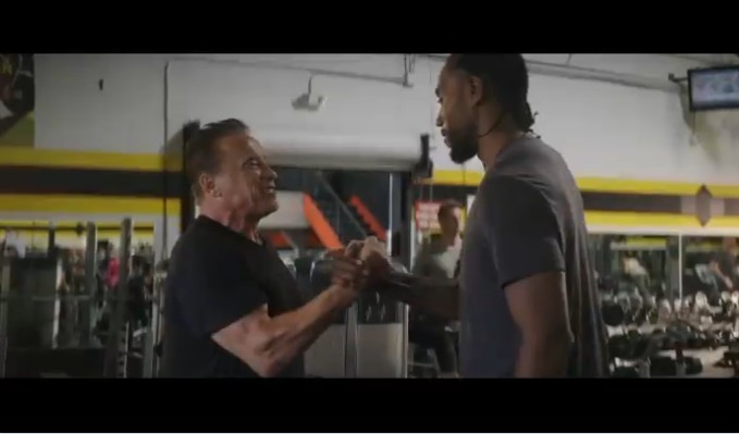 O ator Arnold Schwarzenegger e o jogador de basquete Kawhi Leonard (Foto: Reprodução)