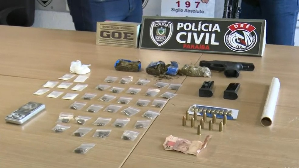 Arma, munições e drogas foram apreendidas com o suspeito — Foto: Reprodução/TV Cabo Branco