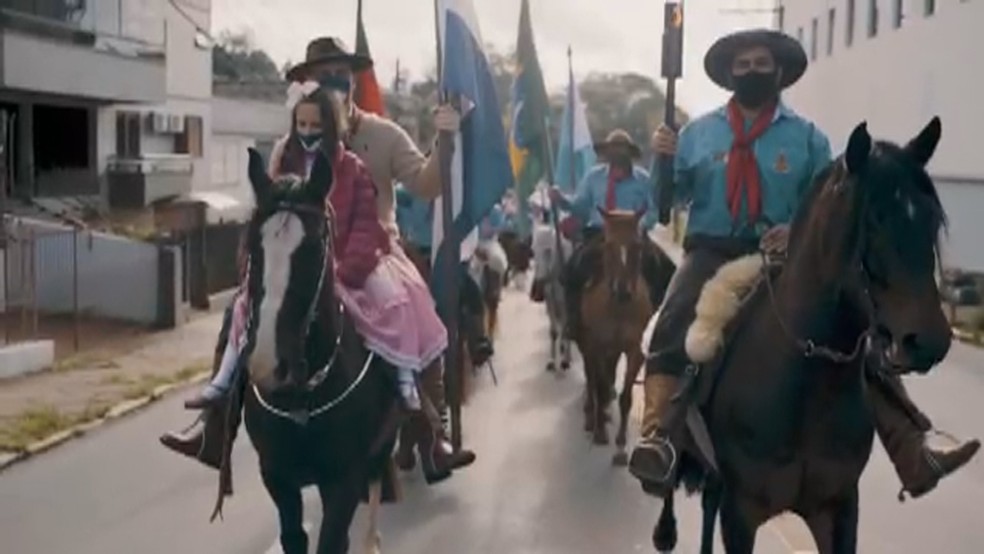 Desfile teve autorização em Lajeado, mas participantes tiveram de usar máscaras de proteção — Foto: Reprodução/RBS TV