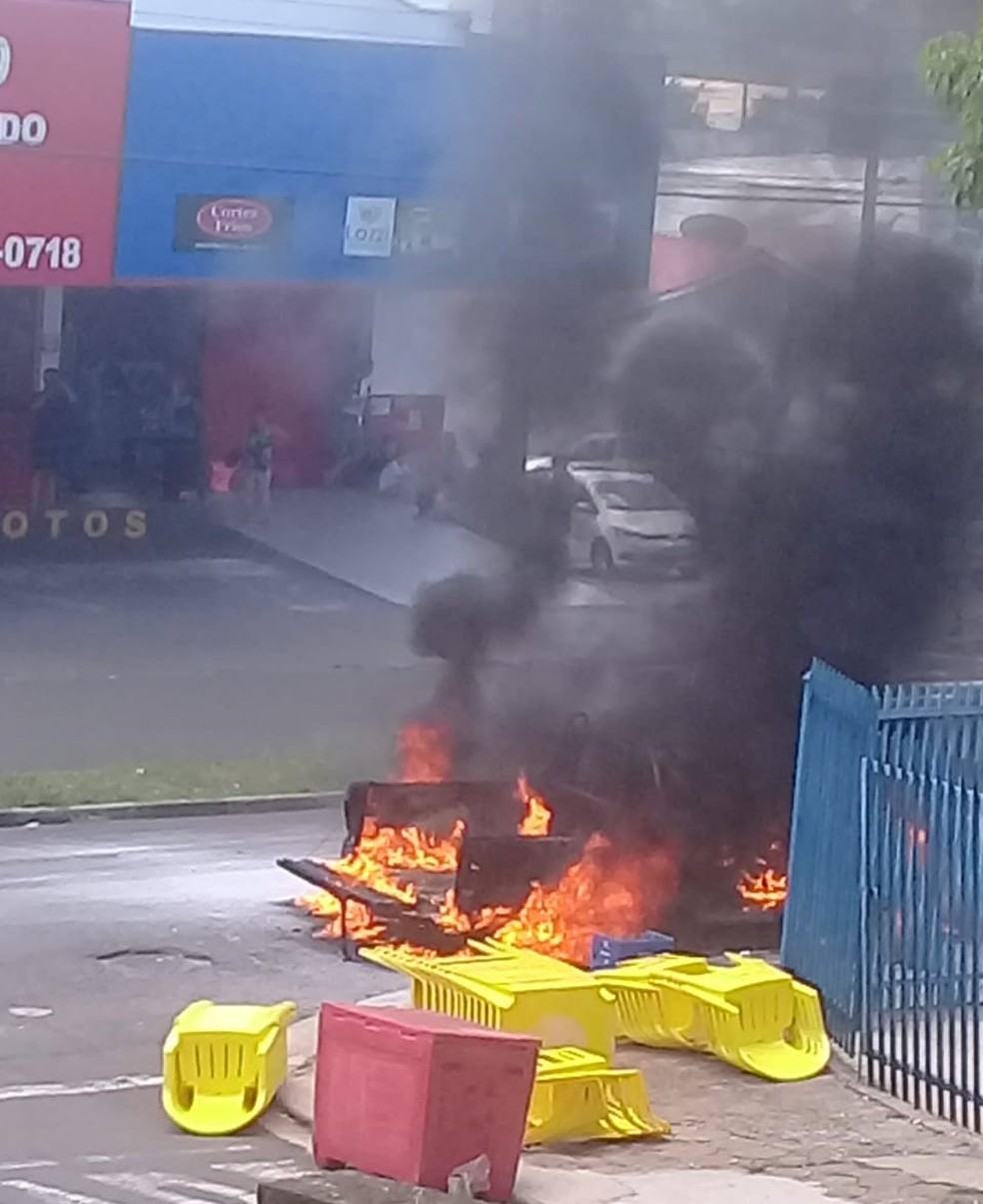 Incêndio destruiu veículo em Presidente Prudente — Foto: Claudia Neves de Matos