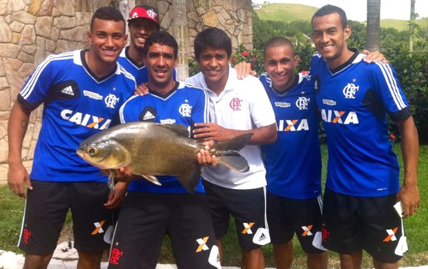 Jogadores do Flamengo pescam em Pinheiral (Foto: Divulgação / Fair Play)