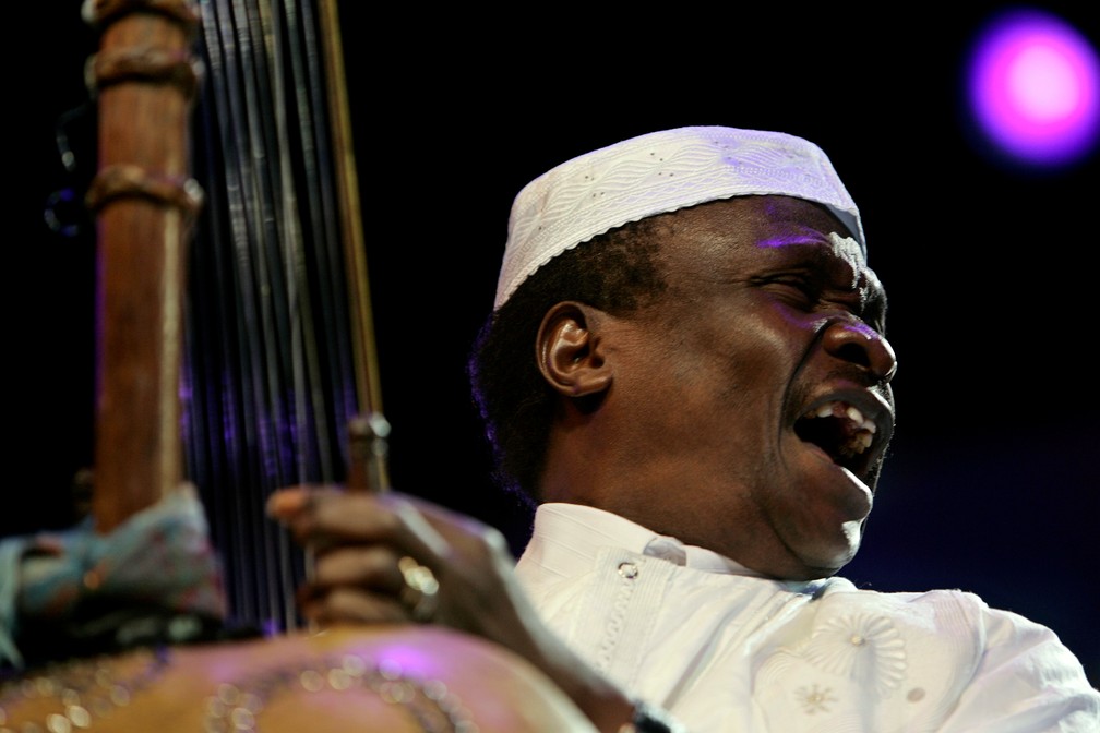 Mory Kanté durante show em festival em Rabat, Marrocos, em 2007  — Foto: REUTERS/Rafael Marchante