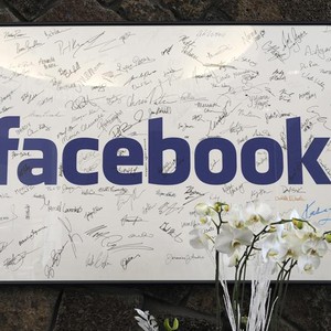 Um painel com a assinatura dos 200 primeiros do Facebook, exposta na sede da empresa, em Menlo Park, no Vale do Silício (Foto: Agência EFE)