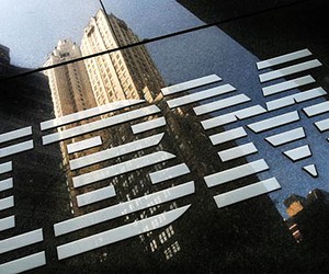 Reflexo de edifícios na fachada do prédio da IBM (Foto: Reprodução Internet)