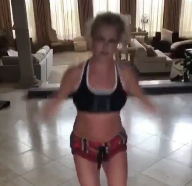 Britney Spears dança ao som de Nelly Furtado  (Foto: Reprodução )