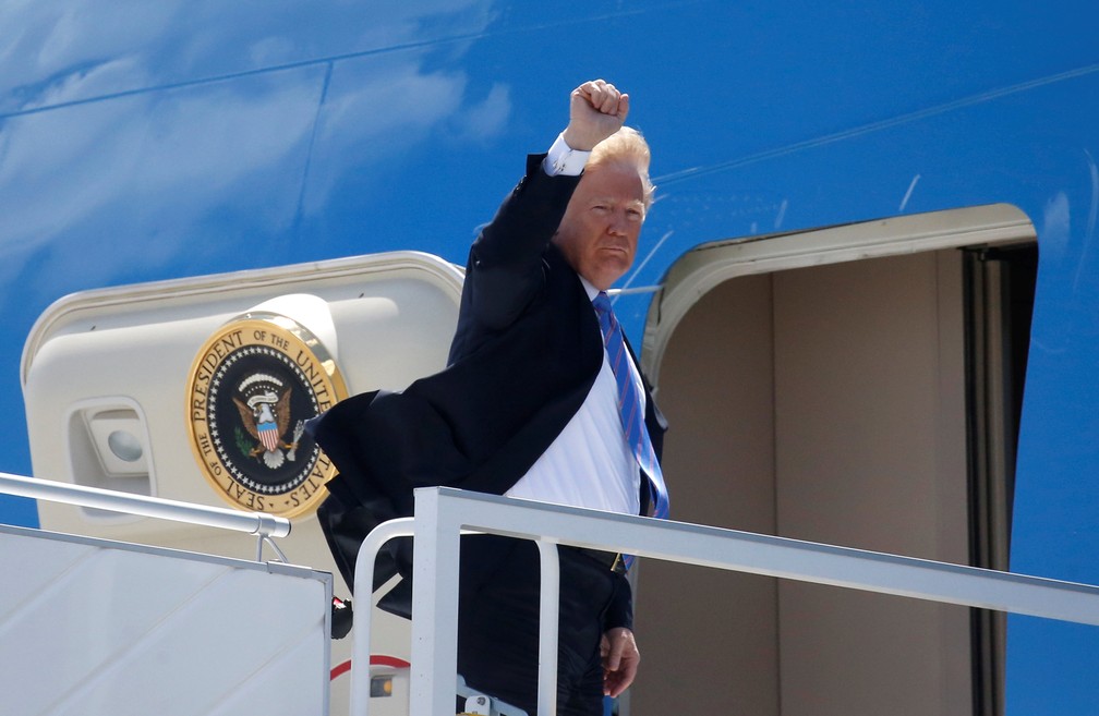 Presidente dos EUA, Donald Trump, embarca no Air Force One, para viagem à Singapura,  (Foto: Leah Millis/Reuters)