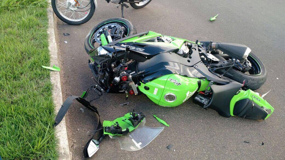 Motocilceta ficou destruída após acidente (Foto: Corpo de Bombeiros/Divulgação)