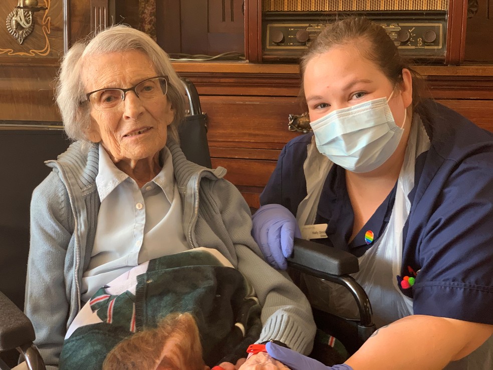 Connie Titchen, de 106 anos, posou para fotos em Birmingham, na Inglaterra. Ela recebeu alta após se recuperar de Covid-19  — Foto: Sandwell e West Birmingham Hospitals NHS Trust/ Reuters 