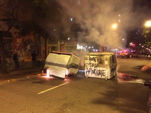 Contêineres foram queimados na Rua José do Patrocínio em Porto Alegre (Foto: Estêvão Pires/RBS TV)