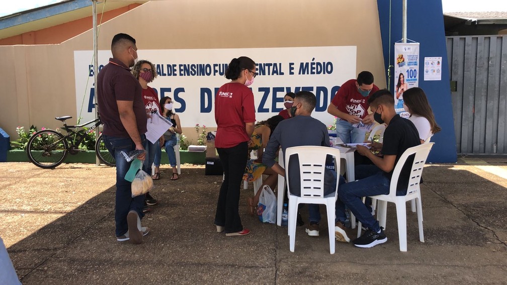 Enem 2021: Alunos na frente da escola Álvares de Azevedo em Vilhena (RO) neste domingo, 21 — Foto: Maelly Nunes/Rede Amazônica