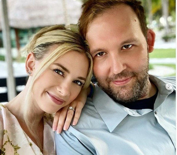 A atriz Sarah Daniels com o marido (Foto: Instagram)