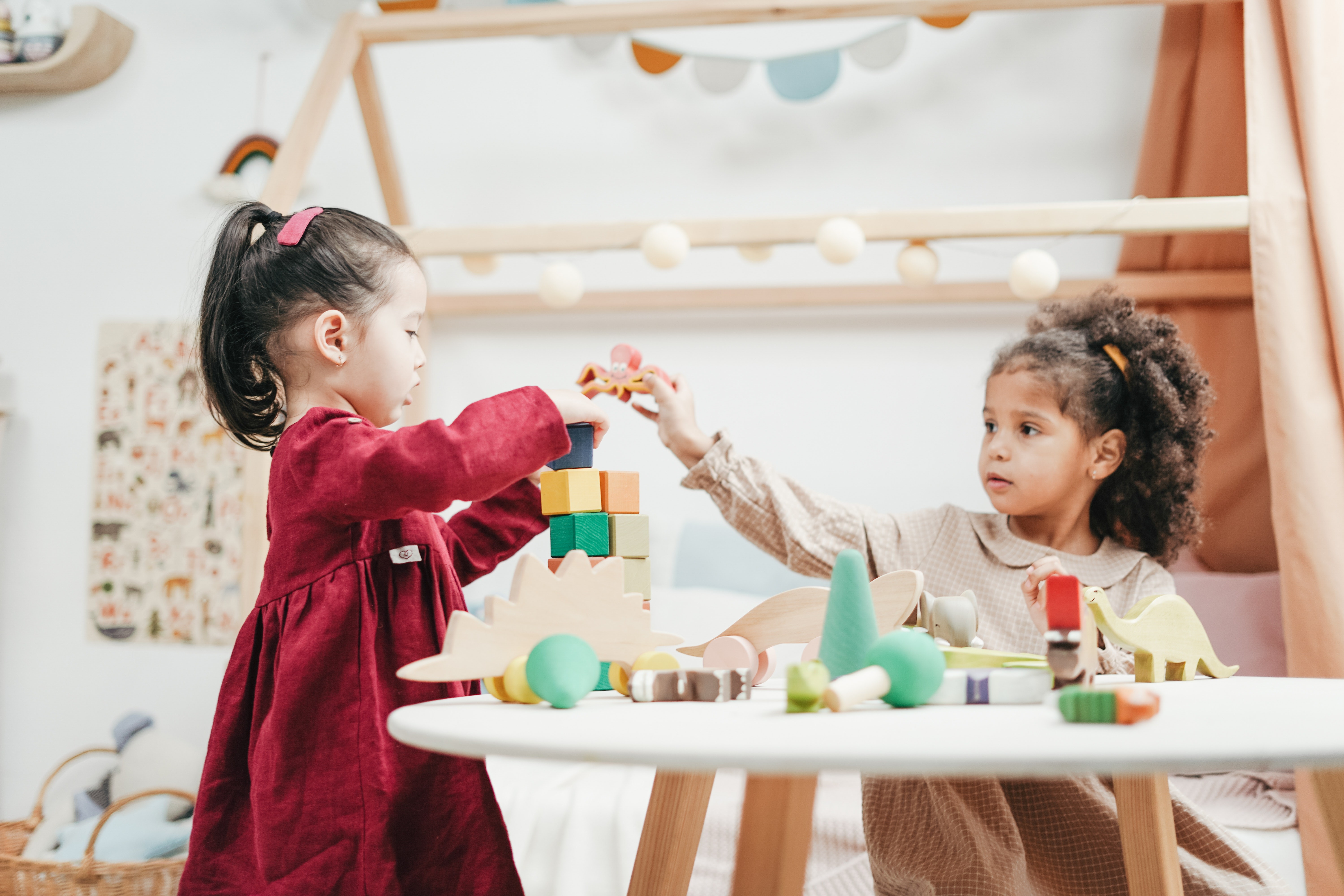 Crianças brincando com blocos (Foto: conttonbro/Pexels)