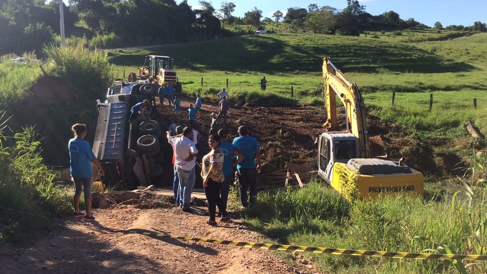 Equipe foi enviada para retirar o veículo do local (Foto: Lucas Cerejo/TV TEM)