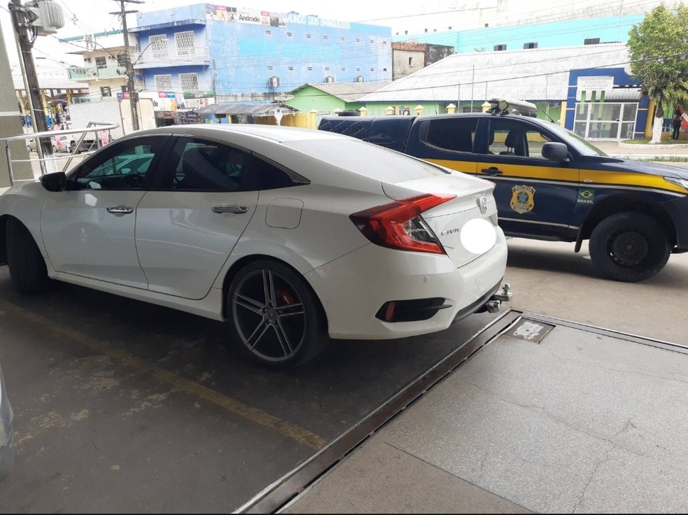 Veículo foi apreendido com sinais de adulteração no chassi e número do motor, em Cruzeiro do Sul — Foto: Asscom/Polícia Rodoviária Federal