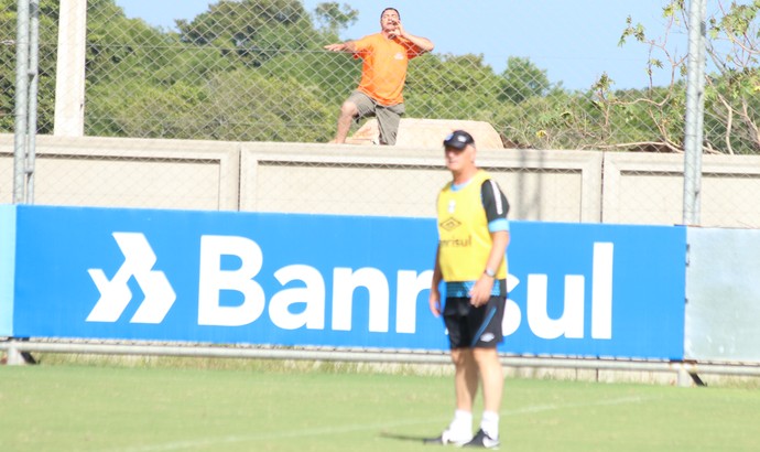 Torcedor interrompe treino, pede Edinho e Kleber e ofende Felipão