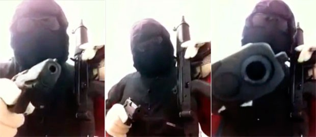 Vídeo mostra homem encapuzado e de óculos escuros segurando um fuzil em uma das mãos e uma pistola na outra (Foto: Divulgação/Polícia Civil do RN)