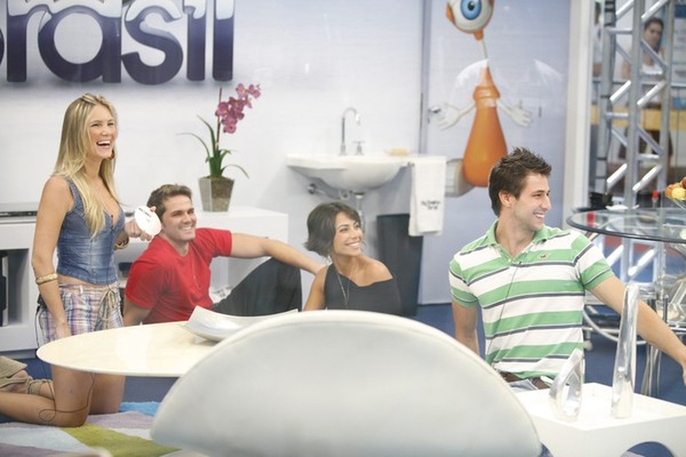 Josi e Emanuel (extrema direita) entraram pela casa de vidro — Foto: Globo