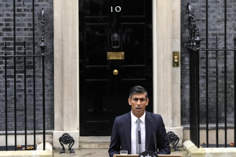 Rishi Sunak durante seu primeiro discurso como premiê britânico — Foto: Alastair Grant/AP