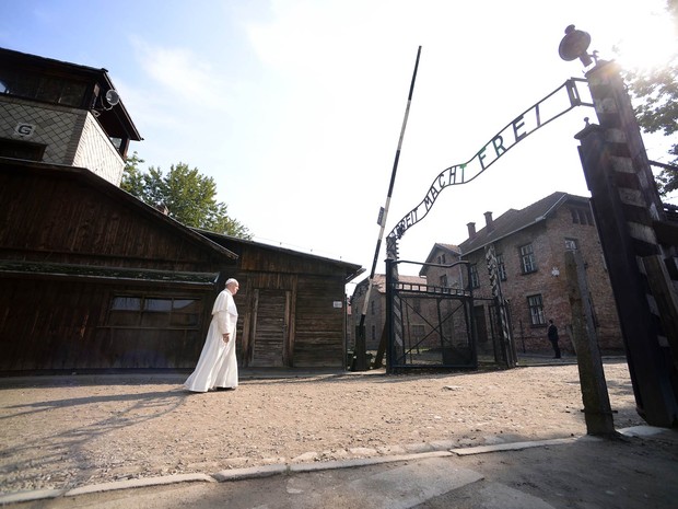 O Papa Francisco caminha em direção à entrada do campo de extermínio nazista de Auschwitz, com a frase 'Arbeit Macht Frei' ('O trabalho liberta', em alemão), em Oswiecim, na Polônia, como parte da programação da Jornada Mundial da Juventude (Foto: Filippo Monteforte/AFP)