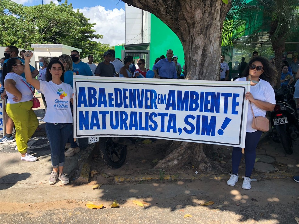 Pais protestam contra plano de saúde por suspensão de atendimentos que eram realizados em casa e na escola — Foto: Vinícius Marinho/Inter TV Cabugi