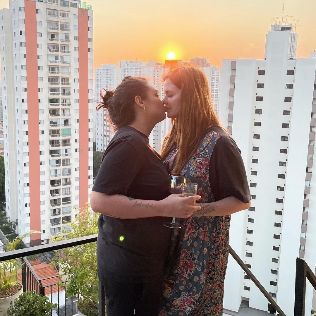 Marcela Mc Gowan e Luiza fazem clique romântico ao pôr do sol (Foto: Reprodução/Instagram)