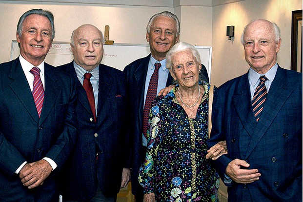 Da esquerda para a direita: os irmãos Frederico, Germano, Klaus e Jorge, da quarta geração, junto à mãe, Helda Gerdau (Foto: Divulgação)