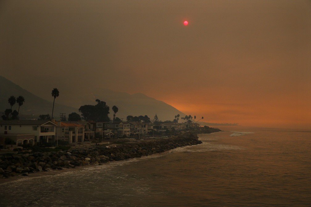 Costa na cidade de Ventura na Califórnia, próxima de focos de incêndio (Foto: Jae C. Hong/AP)