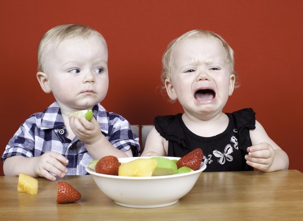 Criança não quer comer fruta (Foto: ThinkStock)