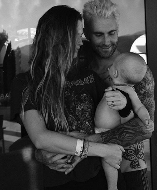 Behati Prinsloo e Adam Levine com a filha (Foto: Getty Images)