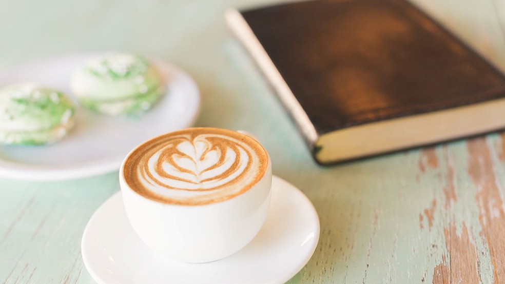 Do café mais simples ao prato mais elaborado, a culinária carrega conhecimentos que podem ser explorados de maneira mais ampla através dos livros.— Foto: Unsplash