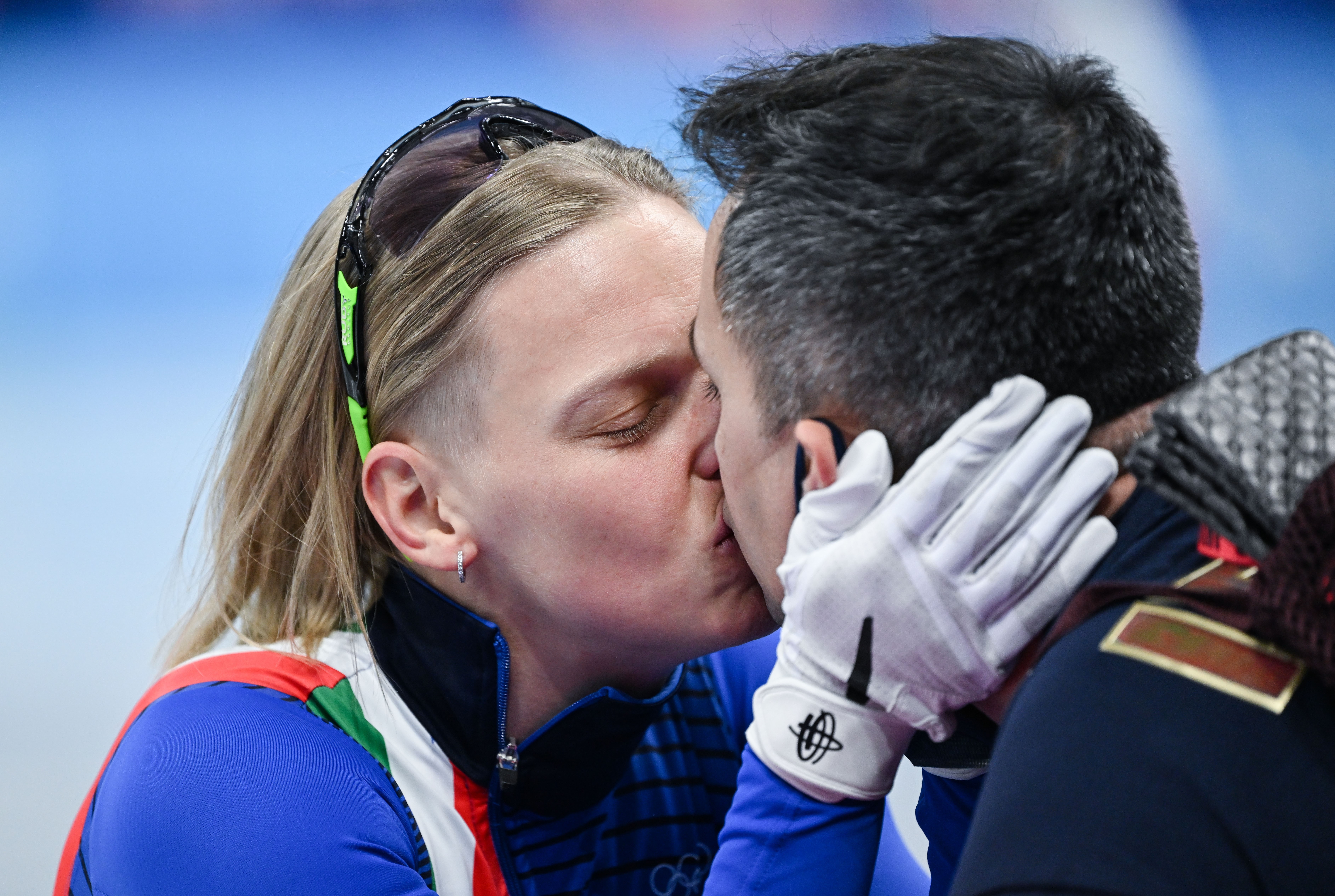 Arianna Fontana comemorou a medalha de ouro beijando seu marido e provocando a federação italiana (Foto: Getty Images)