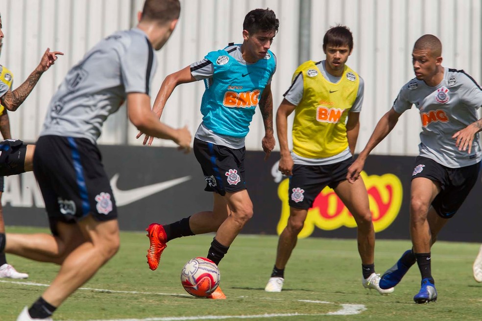 Araos (de azul) e Romero (de amarelo) em treino do Corinthians â?? Foto: Daniel Augusto Jr/Ag. Corinthians