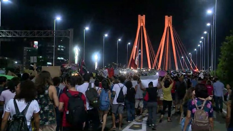 VITÓRIA, 18h: Manifestantes passaram pela Fernando Ferrari e Ponte da Passagem em direção à Reta da Penha — Foto: Reprodução/ TV Gazeta