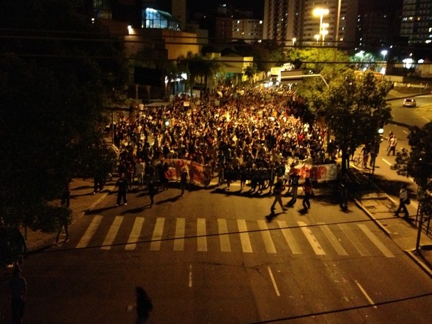 Protesto passagem de ônibus Porto Alegre (Foto: Fábio Almeida/RBS TV)