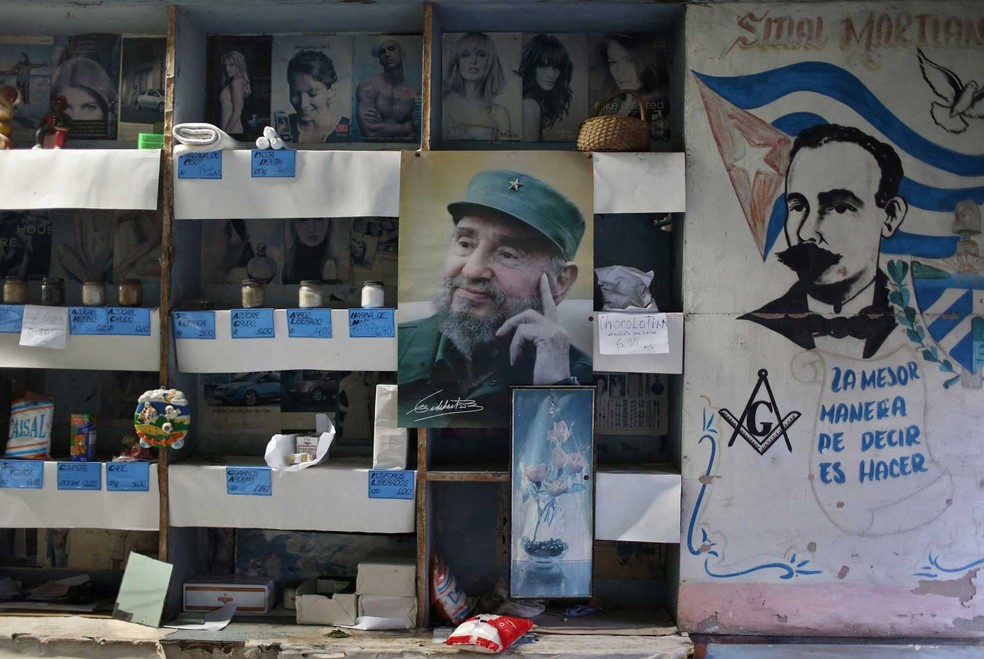 Imagem do ex-presidente cubano Fidel Castro é vista em uma ‘bodega’, uma loja onde cubanos compram alimentos, em imagem de arquivo de 2 de novembro  — Foto: Alexandre Meneghini/ Reuters