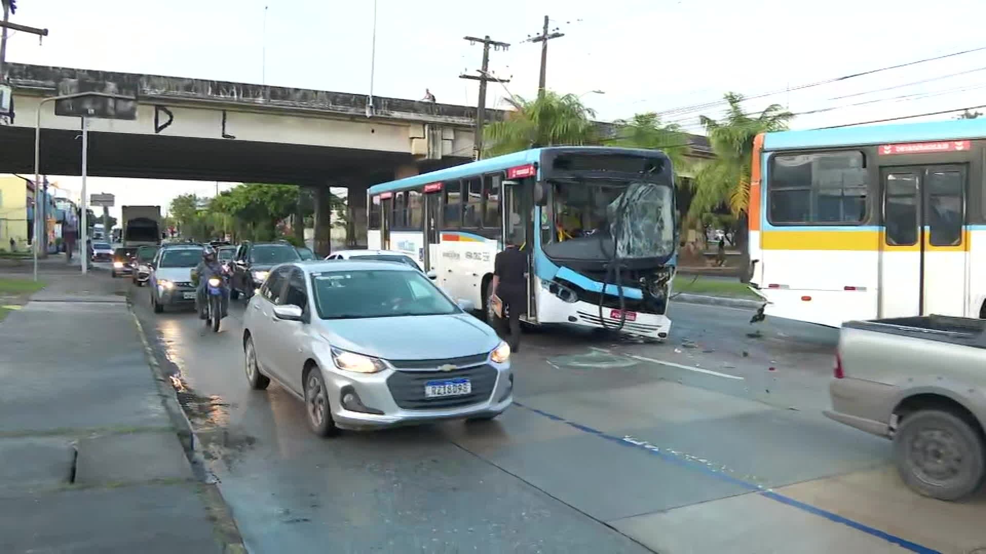 Acidente entre dois ônibus complica trânsito na Imbiribeira, Zona Sul do Recife
