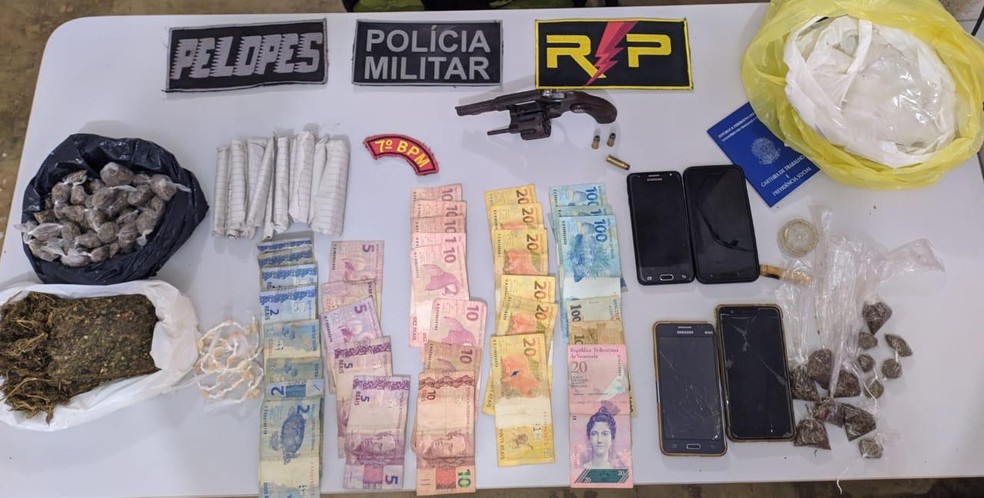 Operação prendeu três homens com drogas, celulares e uma arma calibre 32 no Sertão de Alagoas — Foto: Ascom/SSP 