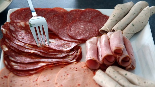 Da carne à cerveja: compostos causadores de câncer foram encontrados em alimentos do dia a dia, alerta agência europeia