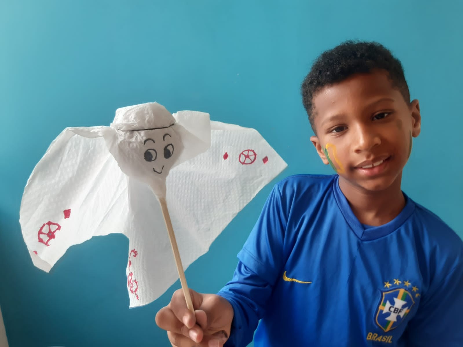 VÍDEO: professora em MG ensina a fazer o La'eeb, mascote da Copa do Mundo no Catar