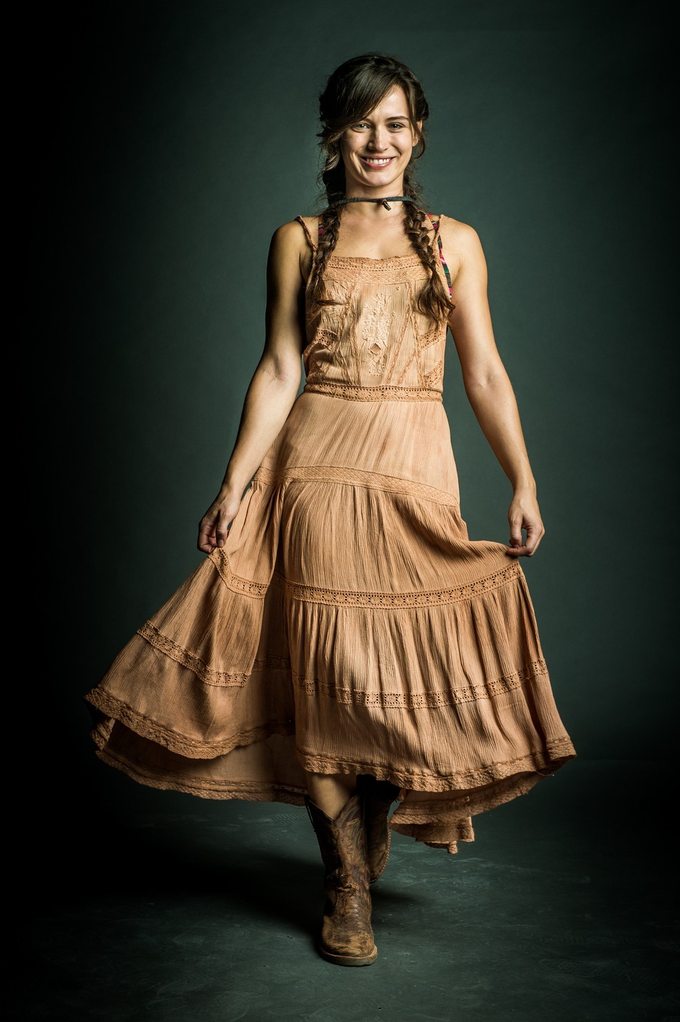 Bianca Bin  Clara personagem nascida e criada no Jalapo Estamos envelhecendo as roupas com a terra alaranjada de l bem caracterstica desta regio e que tem uma aderncia muito grande em tecidos e na prpria pele Foto TV GLOBORaquel Cunha