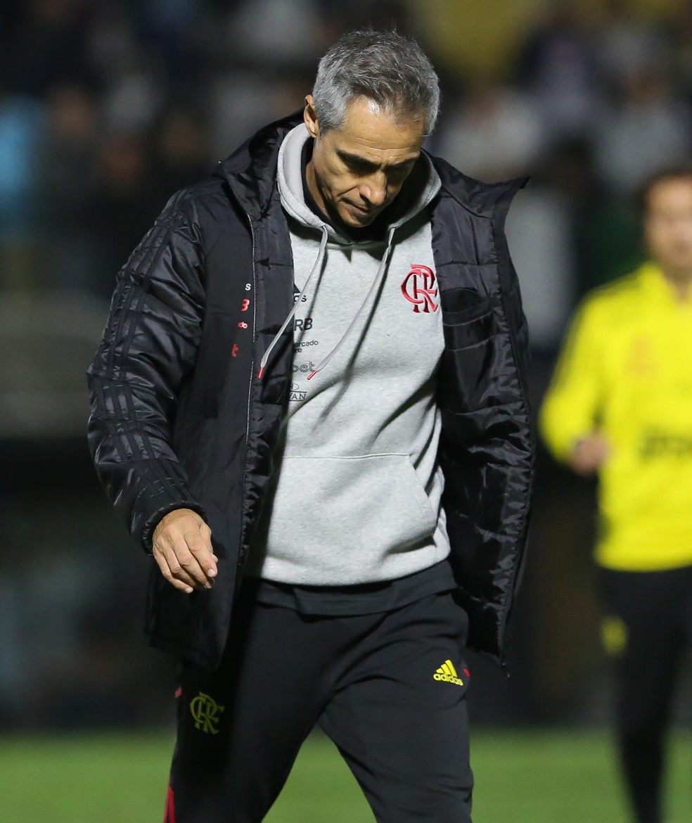 Paulo Sousa caminha cabisbaixo em Bragantino x Flamengo — Foto: Wilian Oliveira/Futura Press