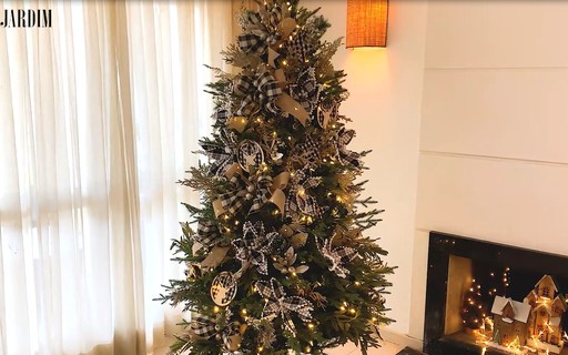 Como montar uma árvore de Natal com enfeites em preto e branco - Casa e  Jardim | Natal