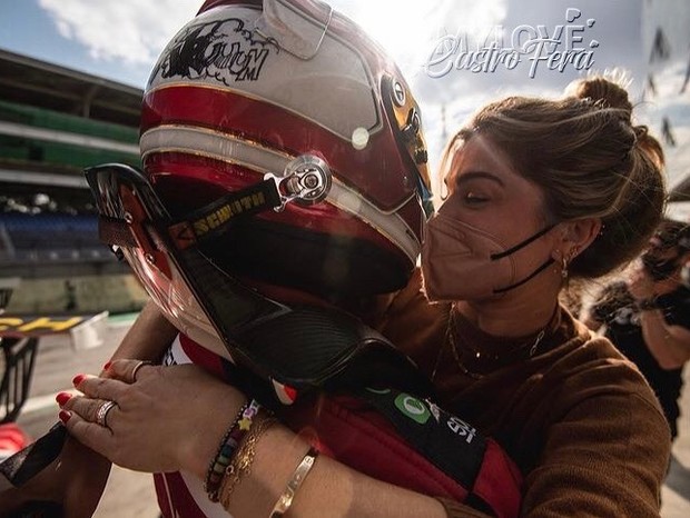 Grazi Massafera prestigia Caio Castro em prova da Porsche Cup (Foto: Reprodução/Instagram)