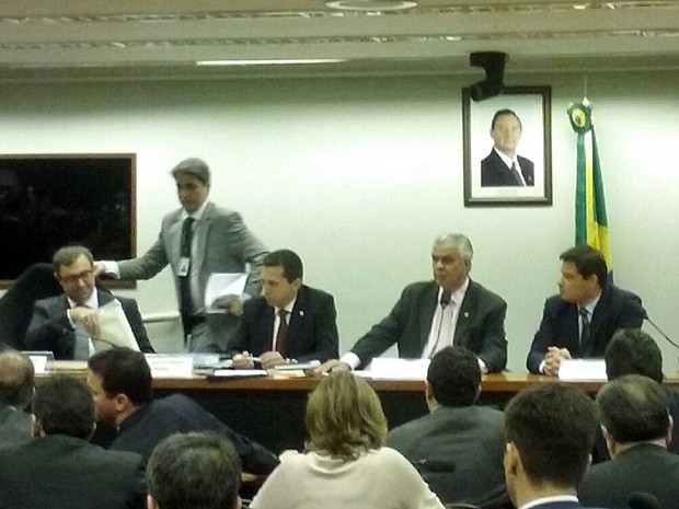 O advogado de Eduardo Cunha (à esq.), ao lado do relator, deputado Fausto Pinato (PRB-SP), e do presidente do Conselho de Ética, José Carlos Araújo (PSD-BA) (Foto: Fernanda Calgaro/G1)