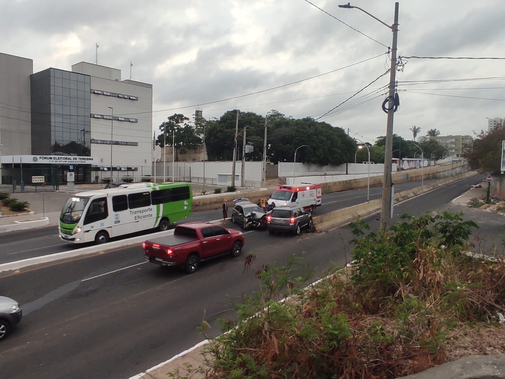 Condutor fica ferido após colidir contra mureta no acesso ao viaduto da Higino Cunha, em Teresina — Foto: Ângela Bispo/TV Clube