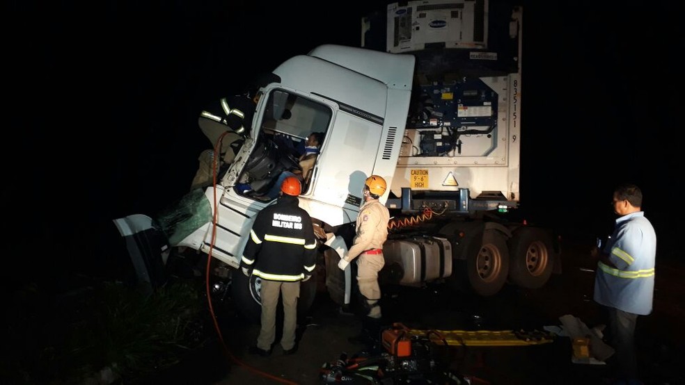Bombeiros trabalham para retirar motorista preso &agrave;s ferragens  (Foto: Jos&eacute; Aparecido/ TV Morena)