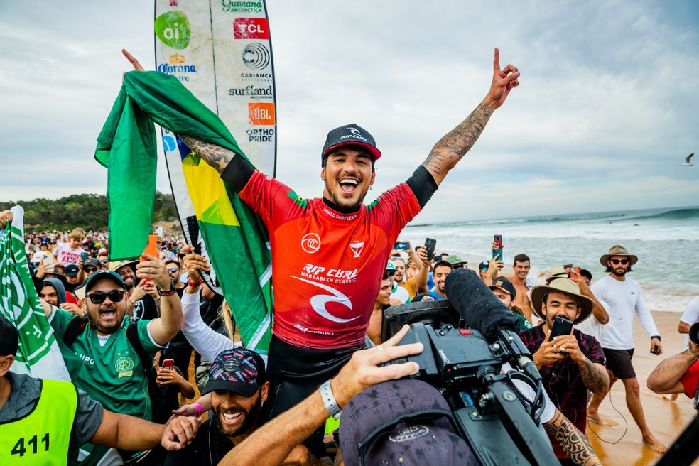 Gabriel Medina vence em Narrabeen e é carregado pelo público — Foto: Getty Image