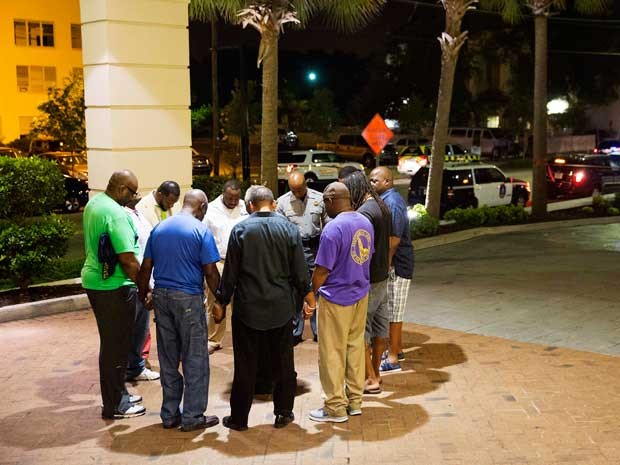 Grupo se reúne para orar após tiroteio em igreja de Charleston (Foto: David Goldman / AP Photo)