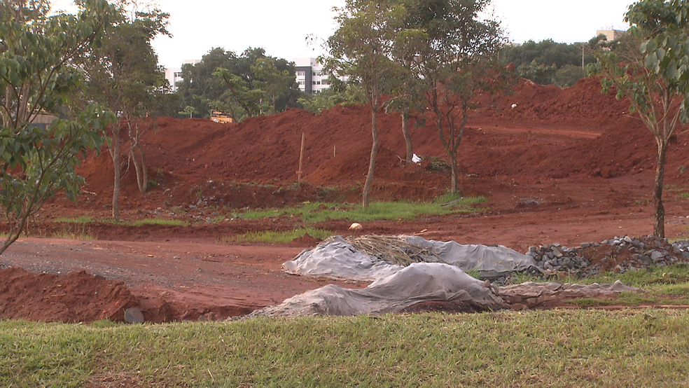 Barreiras de contenção de terra feitas com pedras e tecidos nas obras do Trevo de Triagem Norte, em Brasília (Foto: TV Globo/Reprodução)