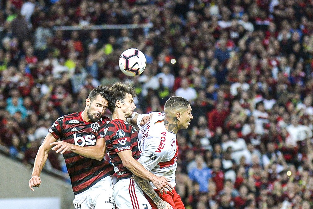 Rodrigo Caio e Pablo MarÃ­ duelam com Guerrero pela Libertadores â€” Foto: Alexandre Vidal/Flamengo